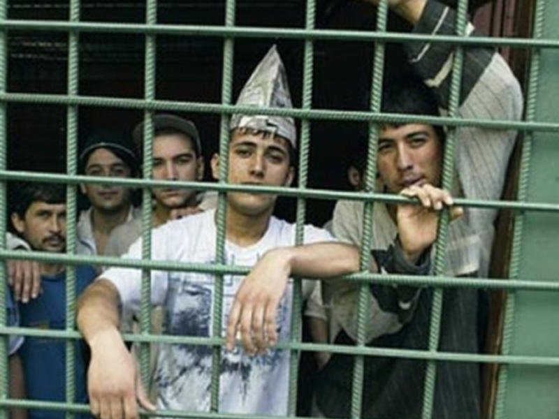 Таджики преступники. Мигранты в тюрьме. Таджик за решеткой. Мигранты за решеткой. Узбек за решеткой.