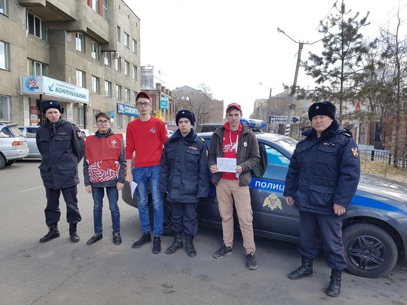 Волонтёры и полицейские провели в Чите совместный рейд, чтобы убедить горожан оставаться дома