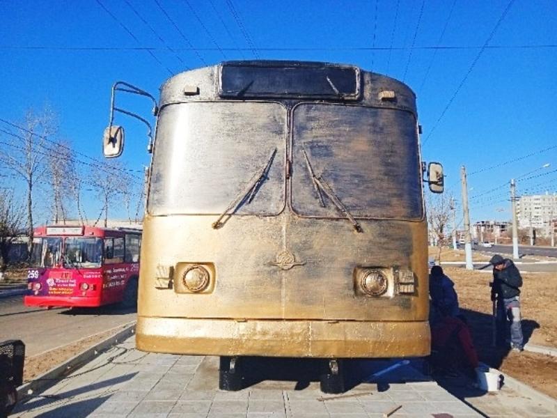 Памятник троллейбусу в Чите покрасят в золотой цвет с черным оттенком