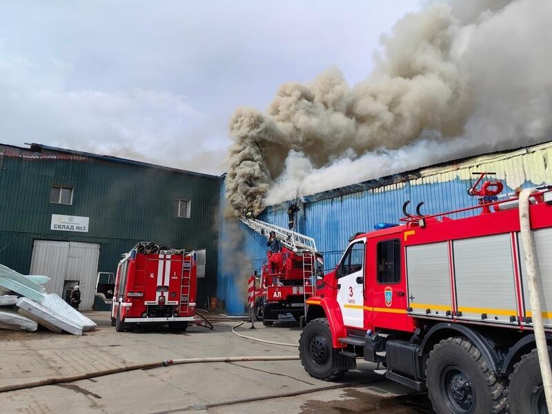 Пожар на складе в Чите: эксперты МЧС изучают две версии происшествия