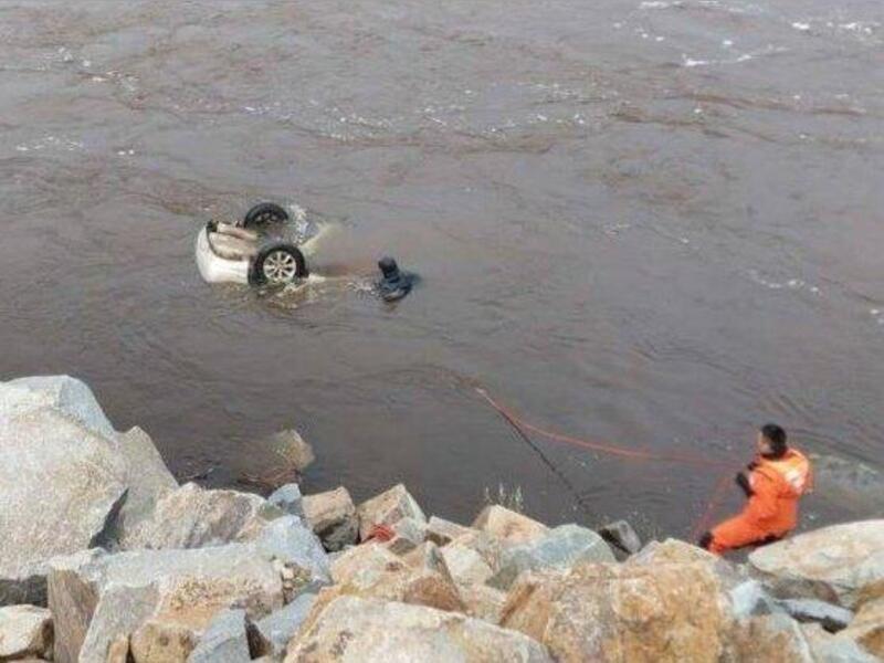 В спасательную службу в Чите поступило сообщение об утонувшем автомобиле