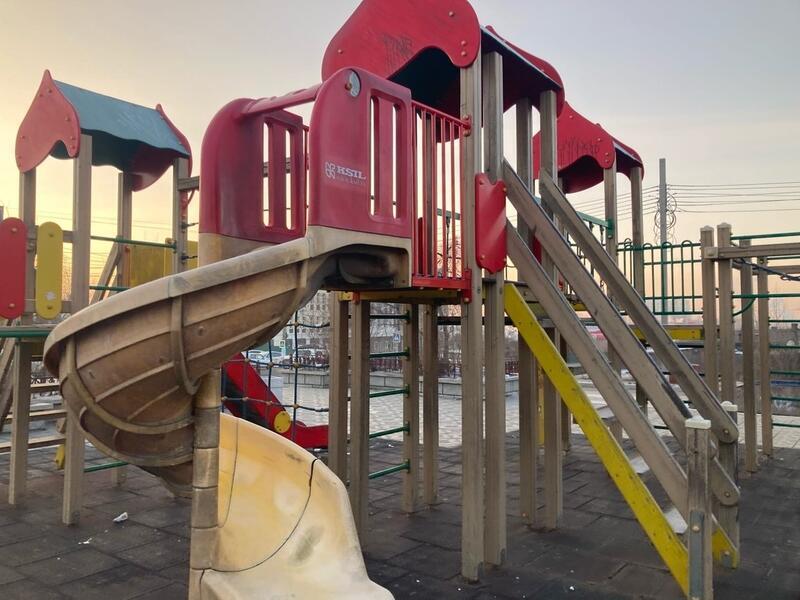 Ремонтировать детскую площадку на площади борцов Революции не планируется – администрация