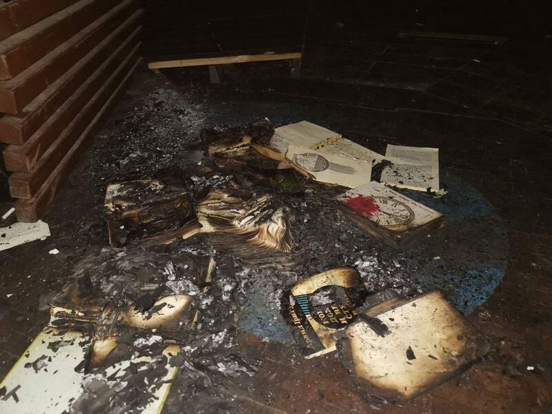 Полиция нашла поджигателей книг на пл. Декабристов – ими оказались несовершеннолетние девушки