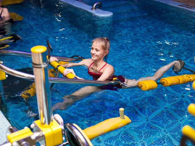 Упражнения для бассейна для детей. Гидрокинезотерапия. Гидрокинезотерапия для детей. Реабилитация детей в бассейне. Оборудование для аквааэробики.