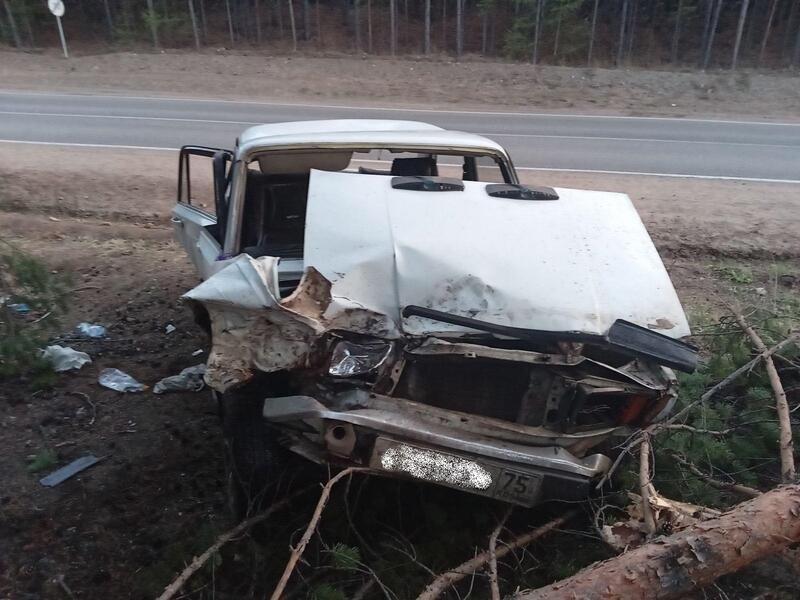 Водитель «Жигулей» протаранил дерево на федеральной трассе Иркутск-Чита