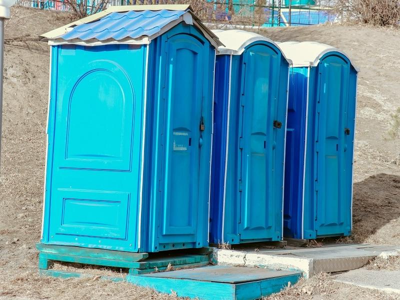 Власти доставили два биотуалета для школы в селе Забайкалья, где закрыли единственный туалет