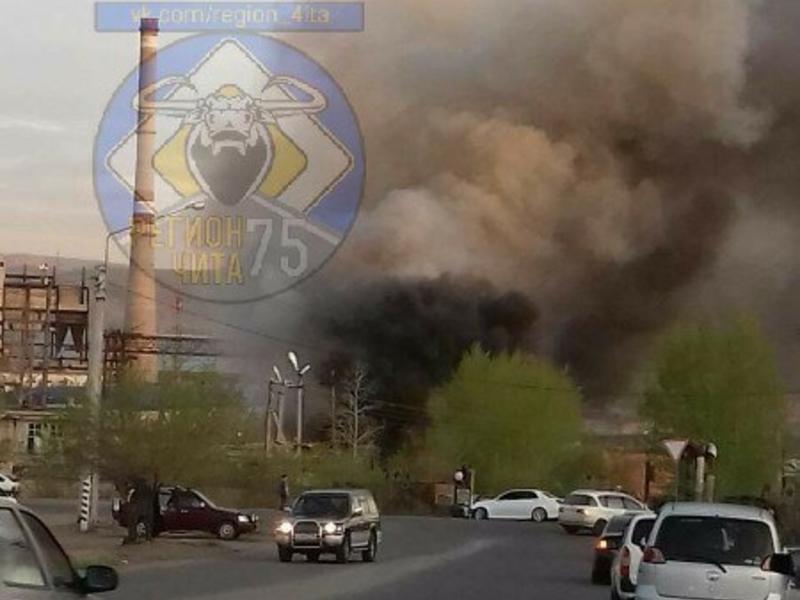 Мусор горит на территории заброшенного склада на ГРЭСе в Чите