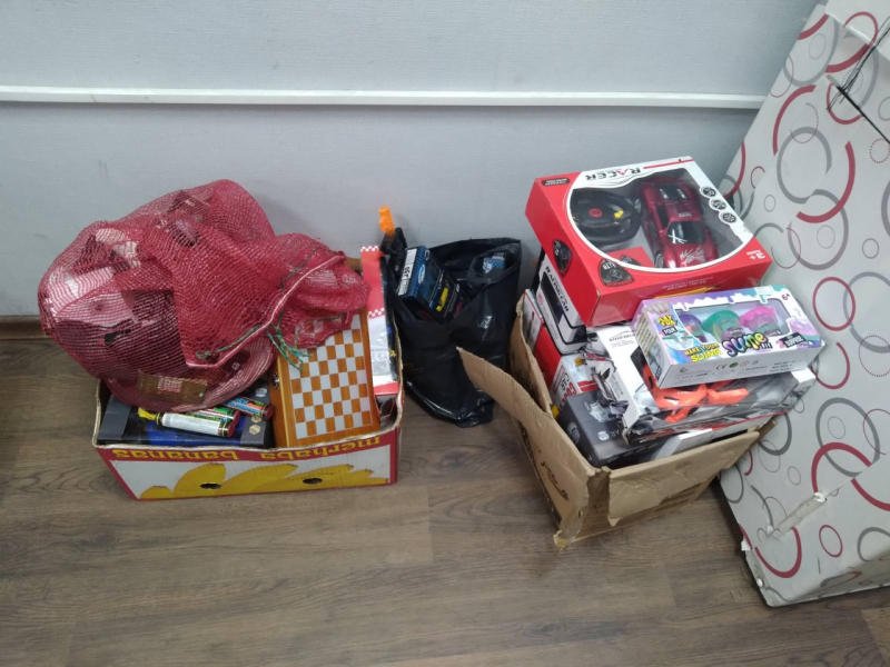 Трое молодых людей похитили игрушки и деньги из магазина в Могоче