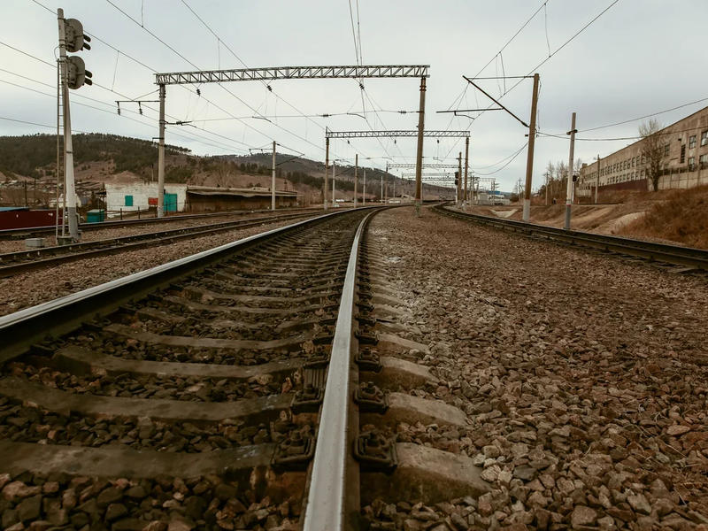 Мужчина попал под пассажирский поезд на одной из станции в Забайкальском крае