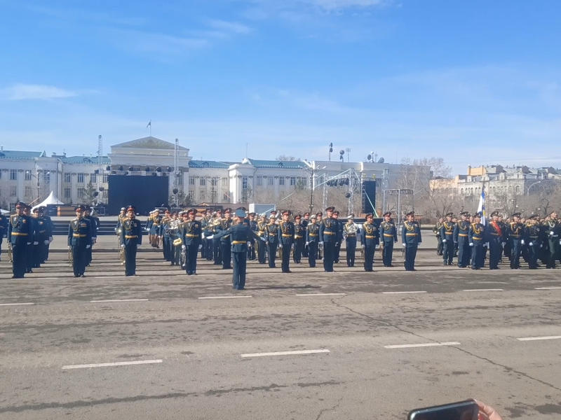 Солдаты спели песню «День Победы» на центральной площади Читы