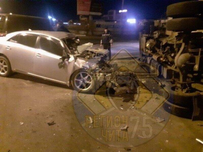 Грузовик перевернулся на школе 17 в Чите после столкновения с легковым автомобилем