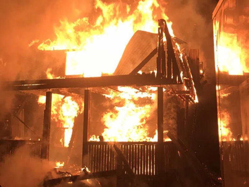 Жилой дом и баня горят в центре Читы – есть риск перехода огня на гараж с тремя машинами