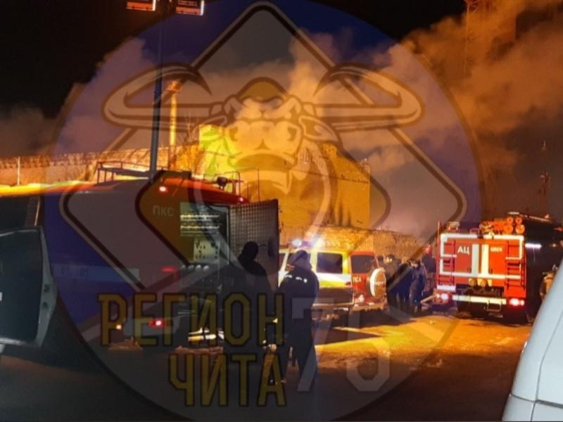 Мебельный цех горит на КСК в Чите – пожар тушат 11 единиц техники