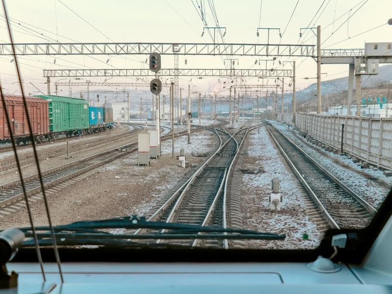 Поезд насмерть сбил мужчину на станции в Забайкалье