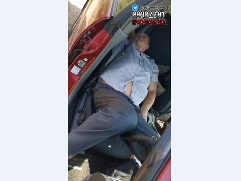 Telegram-канал «Инцидент Краснокаменск» сообщил, что предположительно главу Краснокаменского района обнаружили спящим «в непонятном состоянии» за рулем автомобиля