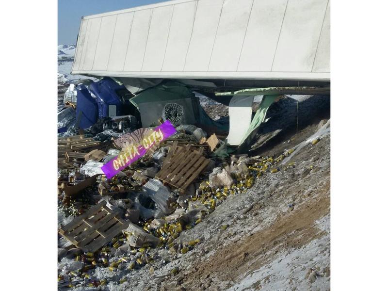 Водитель Volvo с прицепом пива перевернулся по дороге из Иркутска в Читу