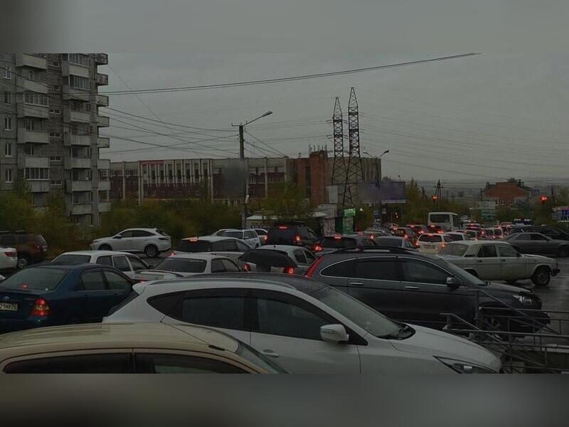 Жители краевого центра пожаловались на пробки из-за раскопок на Карповском тракте