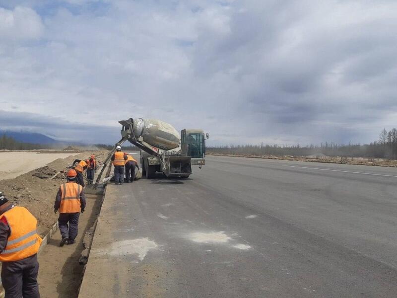 Реконструкция аэропорта в Чаре: специалисты монтируют ограждение и строят дорогу