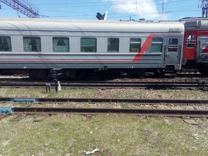Пассажиров сошедших с рельсов вагонов разместили на вокзале станции Куэнга
