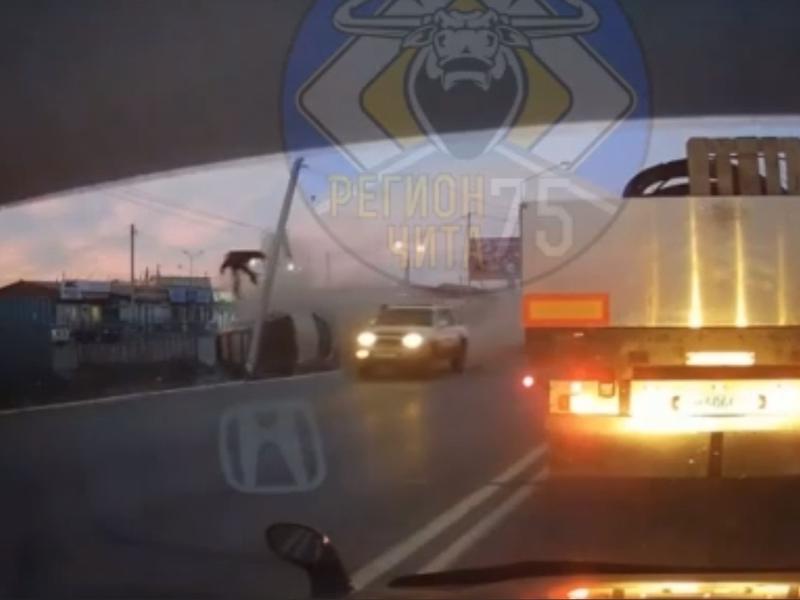 Водитель снёс столб и вылетел через лобовое стекло на Романовском тракте в Чите