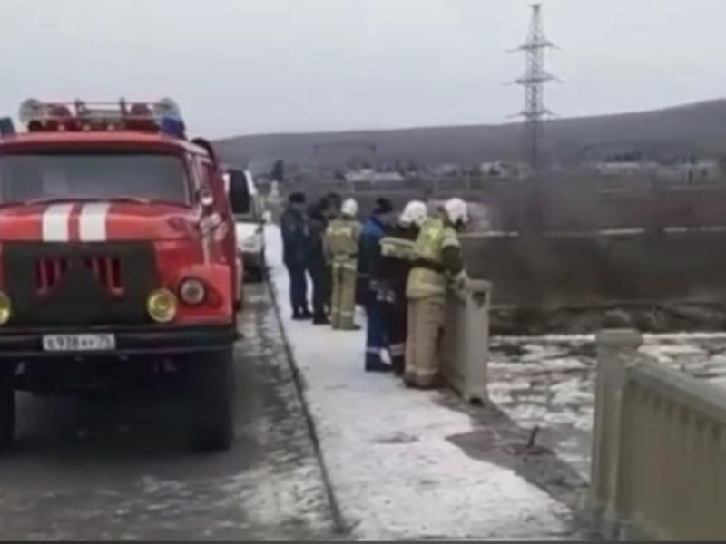 Автомобиль слетел с моста через реку Шилка в Нерчинском районе