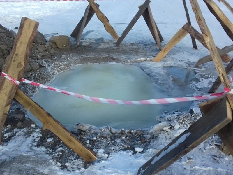 Порыв водовода нашли возле затопленных домов в Могоче - житель