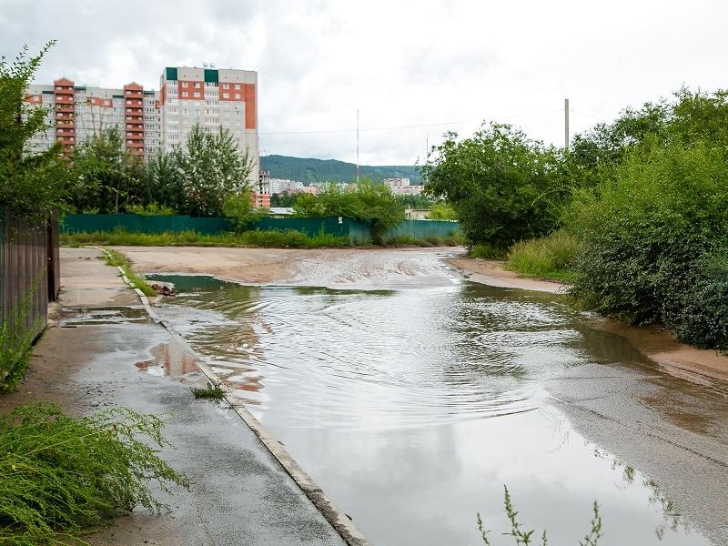 Тюмень топит. Затопленный двор. Двор в Кировске топит. Бикбая топит. Малый воды дорога.