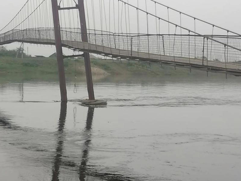 Видео прохода по «косому» подвесному мосту между поселком Приисковый и Нерчинском прислал очевидец