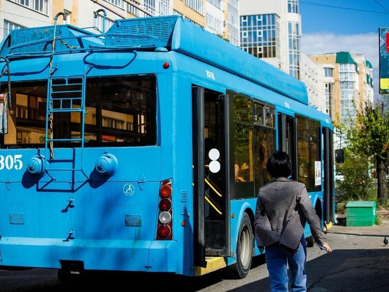 Водитель читинского троллейбуса протащил по асфальту не успевшую выйти пассажирку