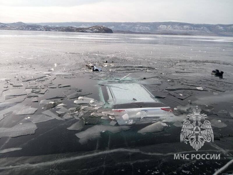 Автомобиль с людьми провалился под лёд на Байкале