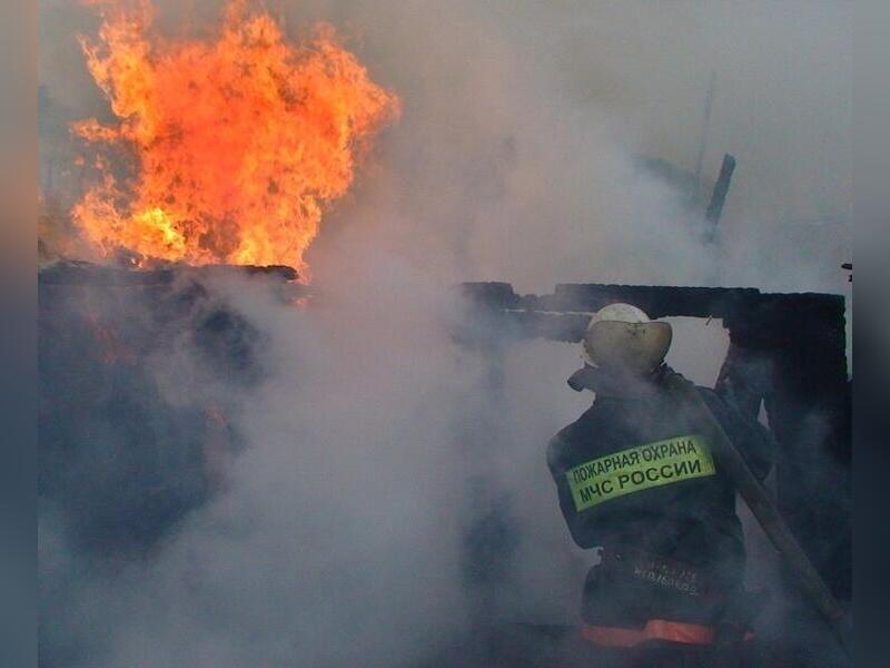 Микроавтобус сгорел на улице в Краснокаменске