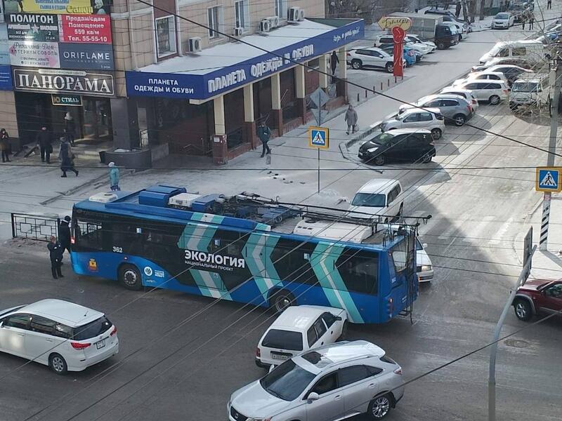 Троллейбус перекрыл часть улицы Журавлёва в Чите