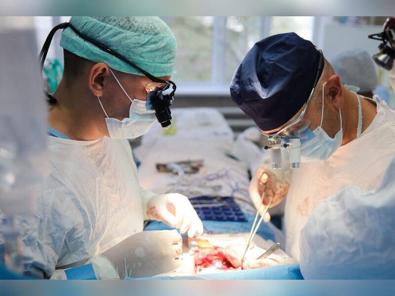 Медики провели сложную операцию на открытом сердце