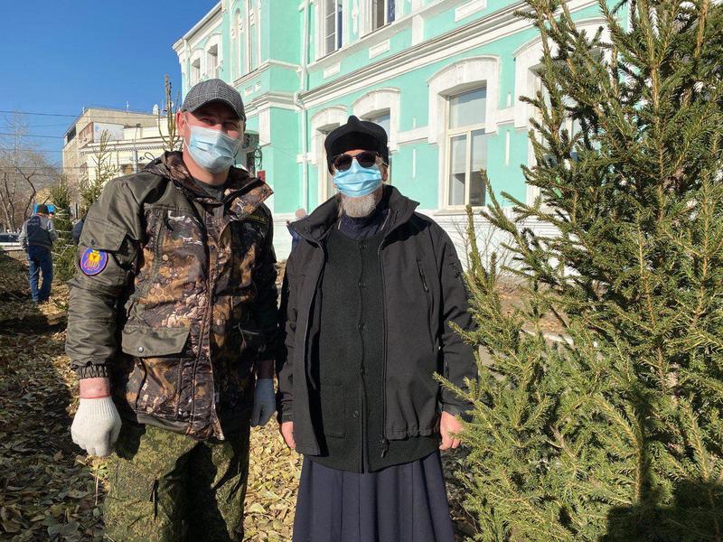 Сити-менеджер Сапожников и митрополит Димитрий высадили ели и рябину возле православной гимназии