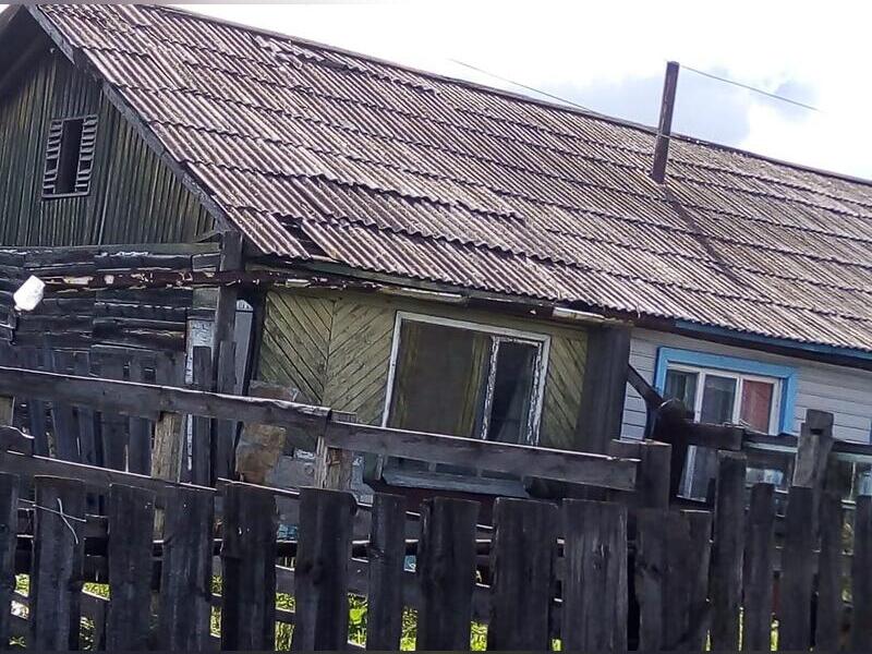 В аварийном бараке в Кокуе обвалился потолок, жители опасаются за свою жизнь