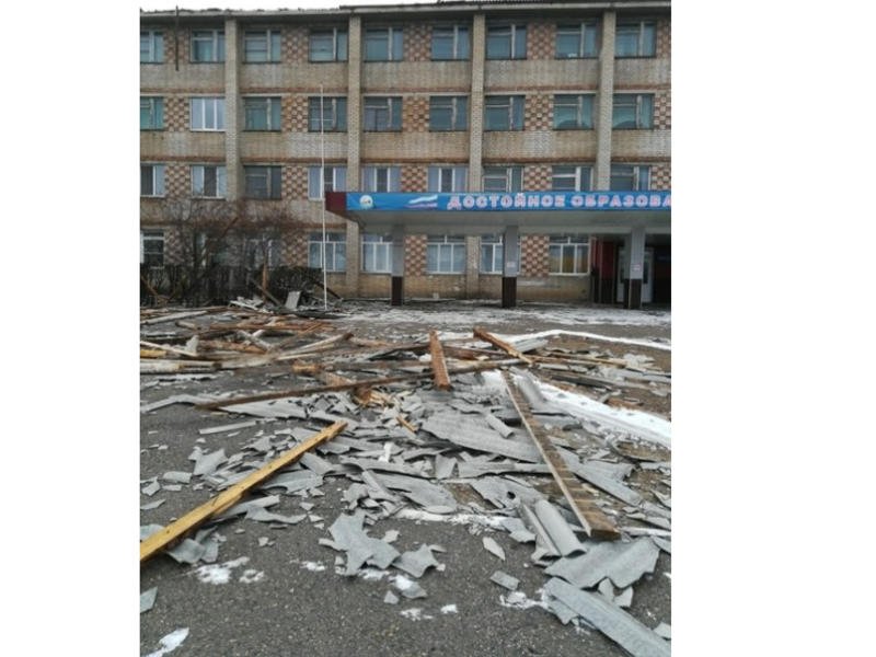 Ветром сорвало крышу Аграрного института в Чите
