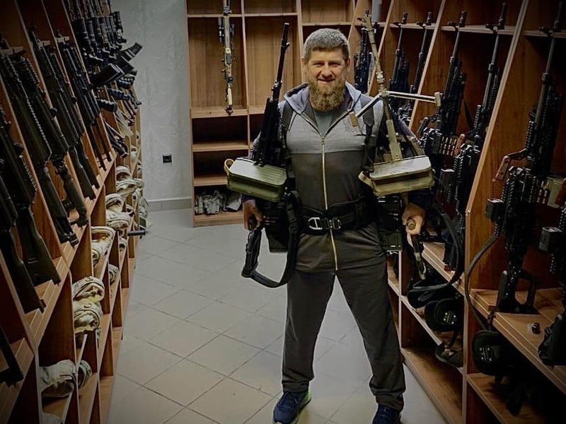 Кремль прокомментировал фото Рамзана Кадырова с оружием