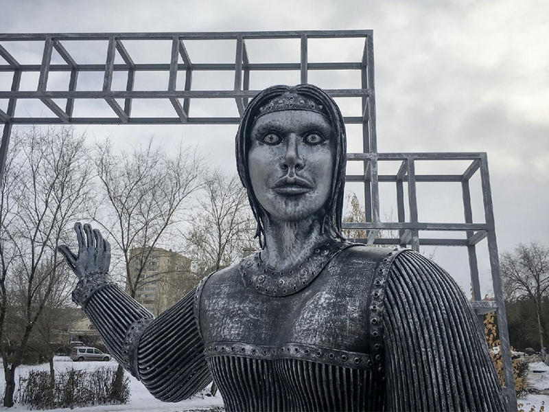 «Удивительный» памятник Алёнке в Нововоронеже выставили на аукцион