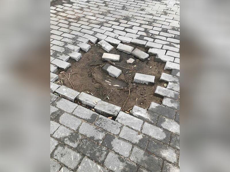 На отремонтированных тротуарах в Чите появляются ямы