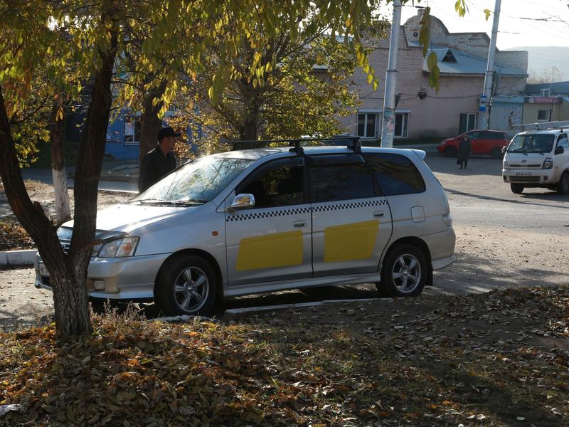 Пассажир украл деньги у таксиста в Чите