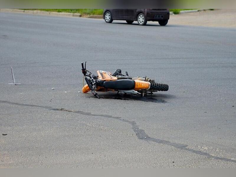 Мотоциклист влетел в иномарку на Промышленной в Чите