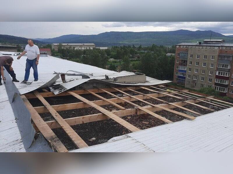 Ураганный ветер сорвал крышу дома в Песчанке