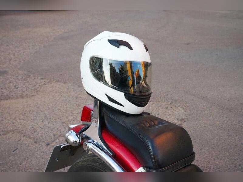 Мотоцикл и легковушка столкнулись в центре Читы