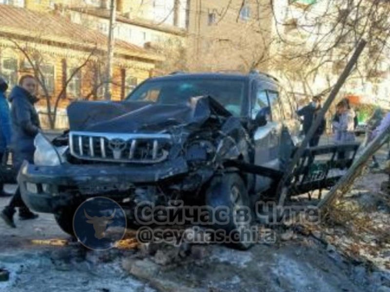 Два автомобиля столкнулись на улице Ленина в Чите – пострадал пассажир