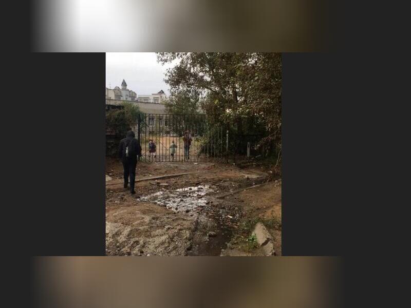 «Лужи, камни, грязь», - общественник рассказал о тротуаре в Чите