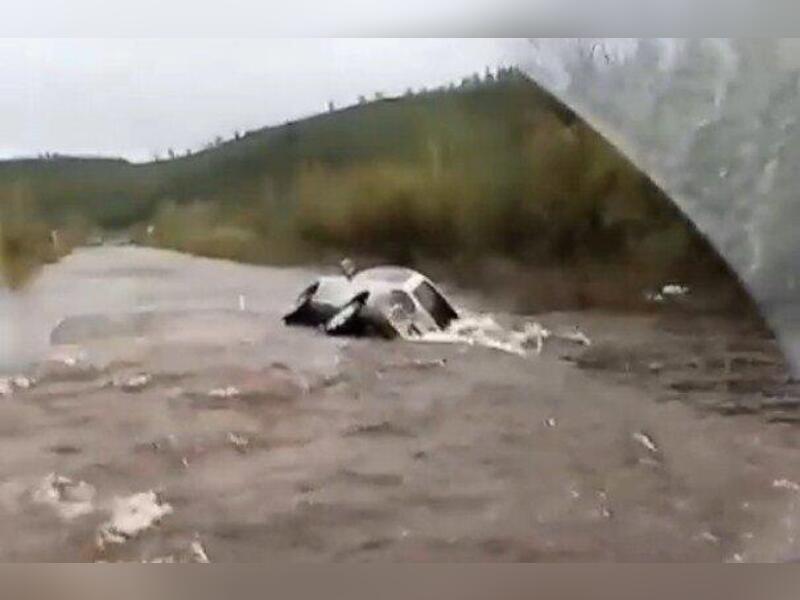 Внедорожник утонул на затопленной дороге в районе Забайкалья