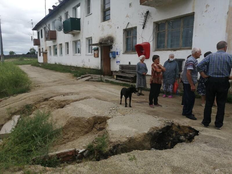 Овраги приближаются к фундаменту жилых домов в поселке Лесная
