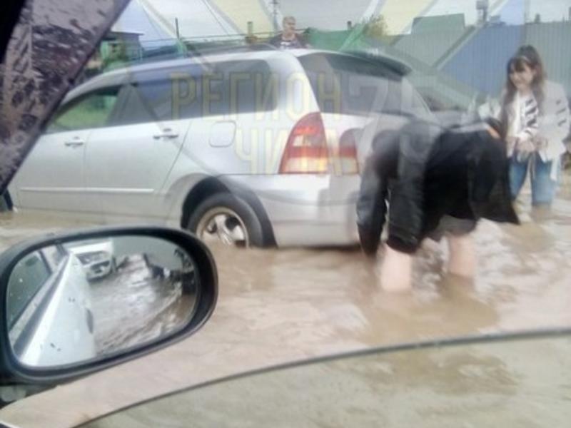 Машины глохнут на затопленной из-за дождя улице в Чите