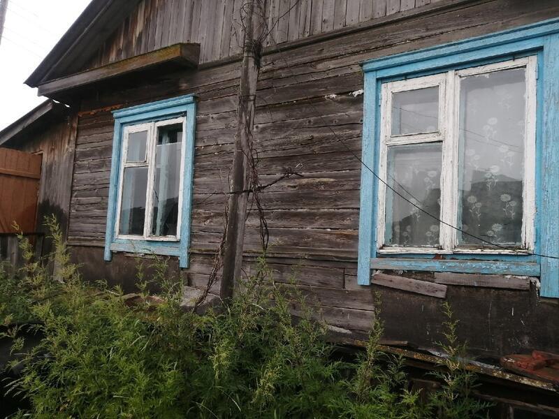 Гниющий жилой дом в Беклимишево регулярно затапливается