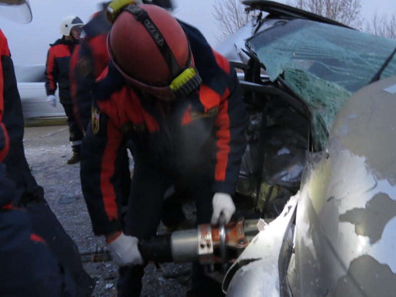 Водитель попал в ДТП на трассе Чита-Хабаровск и оказался зажат автомобилем
